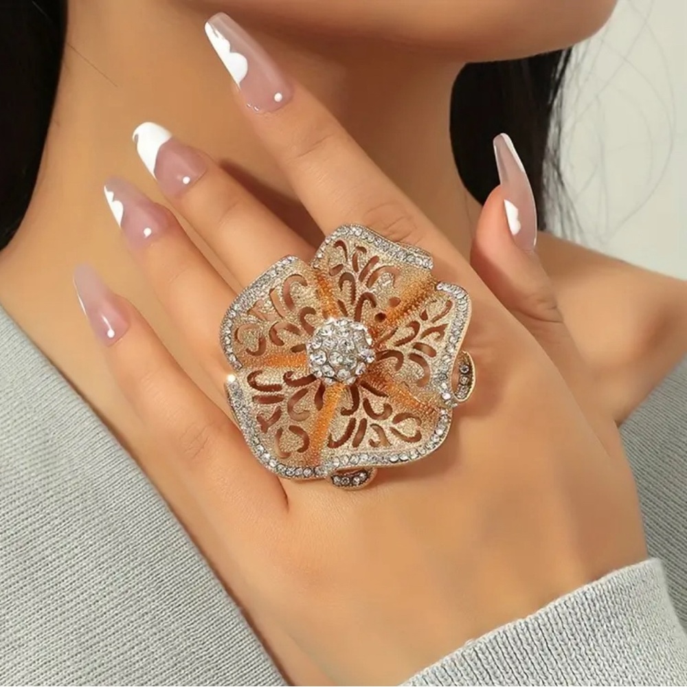 Elegant Boho Chic Camellia Flower Ring With Sparkling Rhinestones - Ajustable